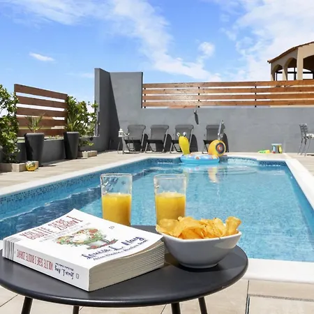 My Dalmatia - Cvita With Shared Pool شقة